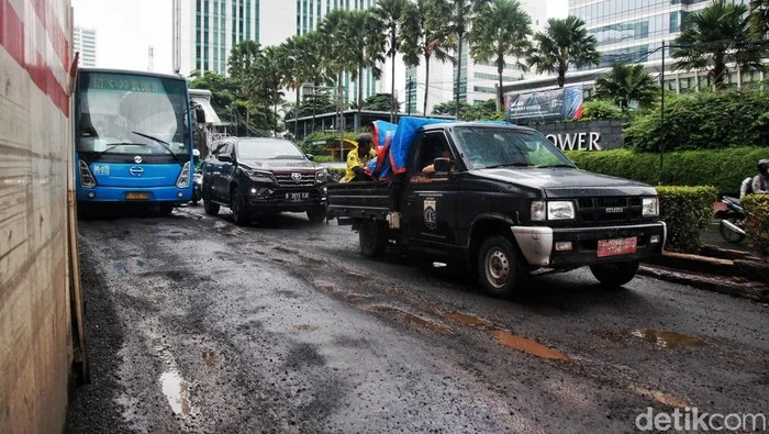 Perbedaan Tinggi Jalan di Rasuna Said, Pengendara Diimbau Hati-hati