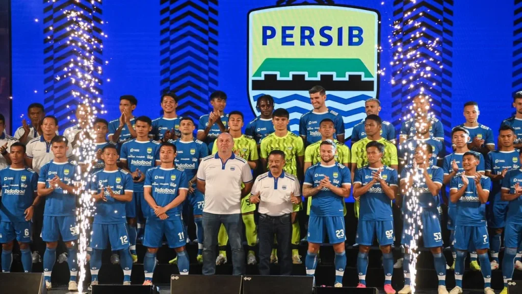 Persib Bandung Angkat Piala Super League Ketiga Kalinya