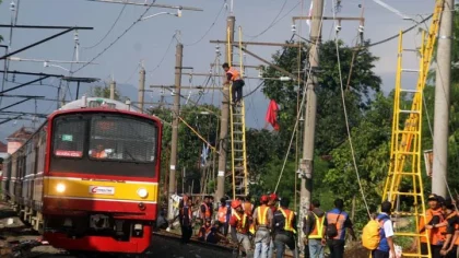 Petaka KRL Green Line: Listrik Tersambar Petir dan Jalur Kebanjiran Menggangu Operasional