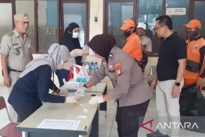 Petugas PPSU Jaktim Dipukuli-Ditusuk oleh Pengunjung Kelurahan