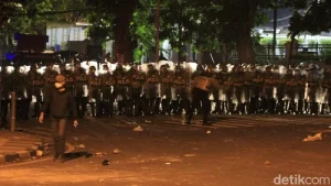 Polisi Bubarkan Massa Ricuh di Taman Pasupati Bandung, Lalu Lintas Normal Kembali