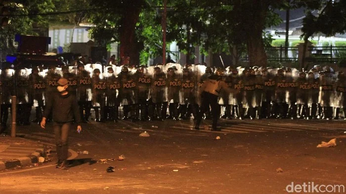 Polisi Bubarkan Massa Ricuh di Taman Pasupati Bandung, Lalu Lintas Normal Kembali