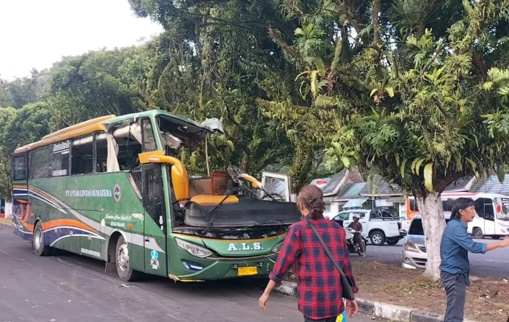 Polisi Olah TKP Kecelakaan Bus ALS vs Truk BBM di Musi Rawas Utara, Sumsel: Penyebab Masih Ditelusuri
