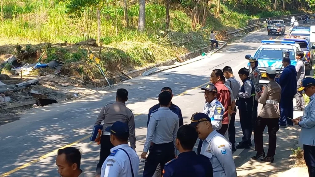 Polisi Sopir Mikrobus yang Kecelakaan di Jalur Bromo Masih Dirawat