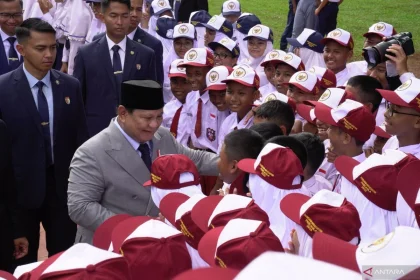 Prabowo Ajak Anak Sekolah Nyanyi Di Sini Senang-Kasih Ibu di Pulau Miangas