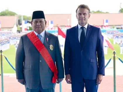 Prabowo Mendapat Anugerah Selendang Merah dari Presiden Macron