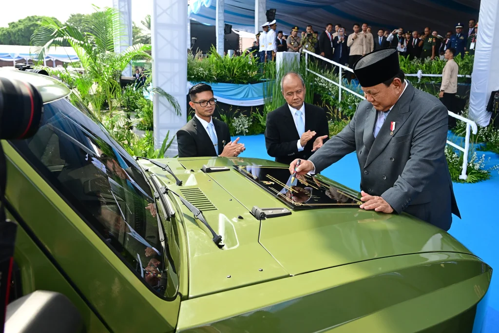 Prabowo Minta Pindad Buat Mobil Khusus untuk Interaksi dengan Warga