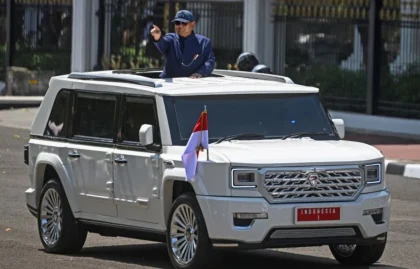 Prabowo Minta Pindad Ciptakan Mobil yang Lebih Ramah untuk Interaksi Rakyat