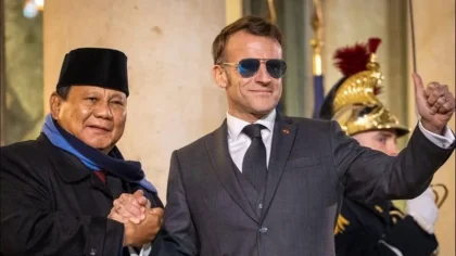 Prabowo Subianto Berfoto Bersama Pengawalnya di Prancis