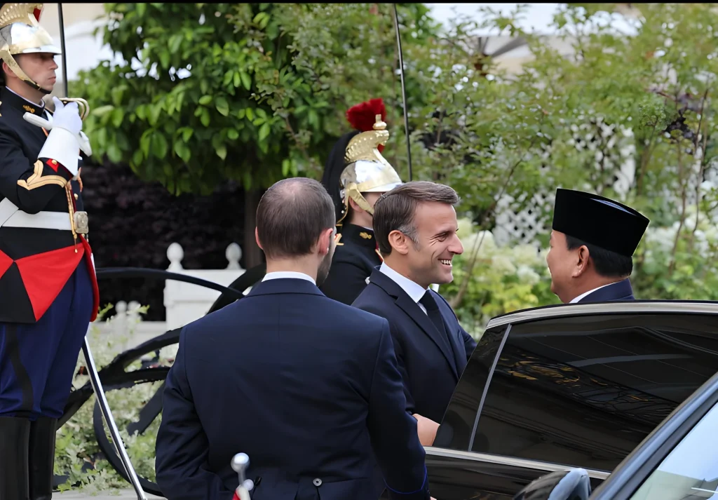 Prabowo Subianto Kunjungi Istana Elysee Prancis, Naik Mobil Taktis Acmat