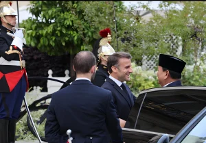 Prabowo Subianto Kunjungi Istana Elysee Prancis, Naik Mobil Taktis Acmat