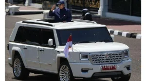 Prabowo Terharu Menerima Salami dari Masyarakat, Minta Pindad Desain Mobil Khusus