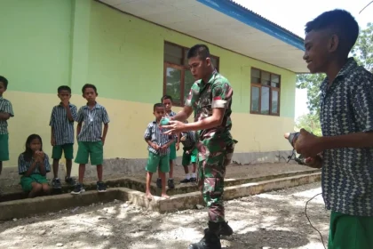 Prajurit TNI Ajak Anak-Anak Bermain Permainan Tradisional untuk Mengurangi Kebiasaan Menggunakan Handphone