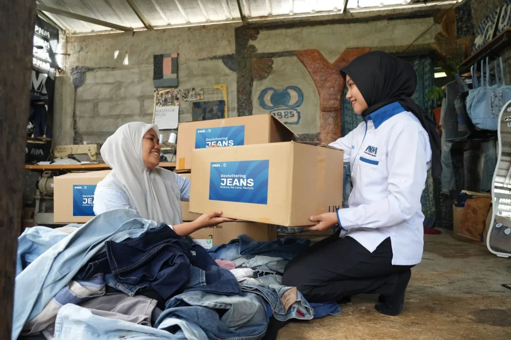 Program Donasi Pakaian PNM Mekaar Berdampak Positif pada Pengusaha Laundry Surabaya
