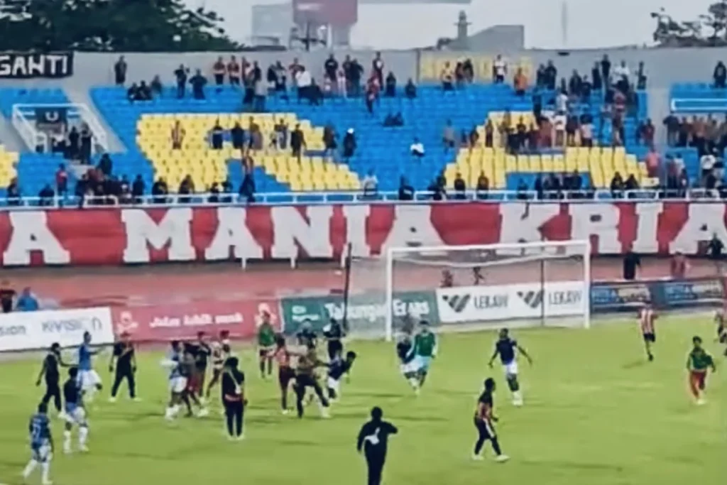 PSM Vs Persib Berakhir 1-2, Suporter Masuk Lapangan dan Kejar Pemain