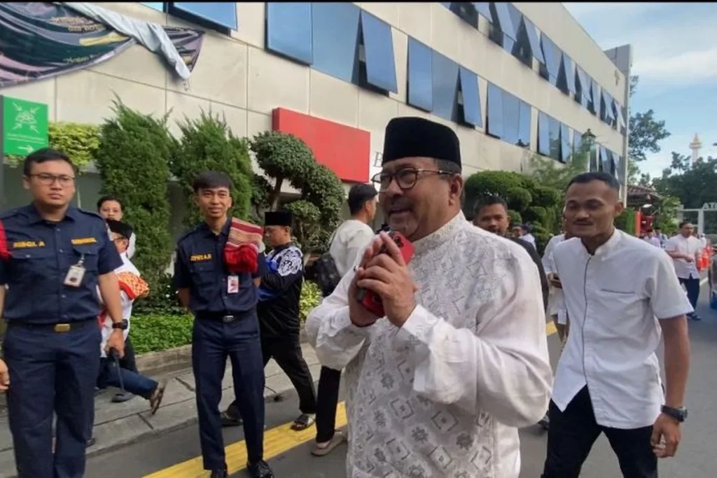 Rano Karno Salat Idul Adha di Balai Kota, Pramono Anung Absen karena Naik Haji