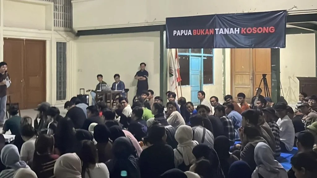 Ratusan Anak Muda Padati Nobar Film Dokumenter Pesta Babi di Jakarta Pusat