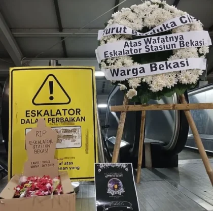 Ratusan Buket Bunga Hiasi Stasiun Bekasi Timur, Warga Doakan Korban Kecelakaan Kereta