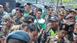 Ratusan Warga Geruduk Polresta Banyuwangi, Protes Penanganan Kasus Penganiayaan WN Rusia