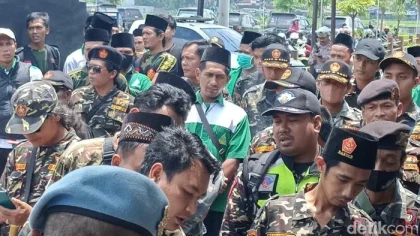 Ratusan Warga Geruduk Polresta Banyuwangi, Protes Penanganan Kasus Penganiayaan WN Rusia