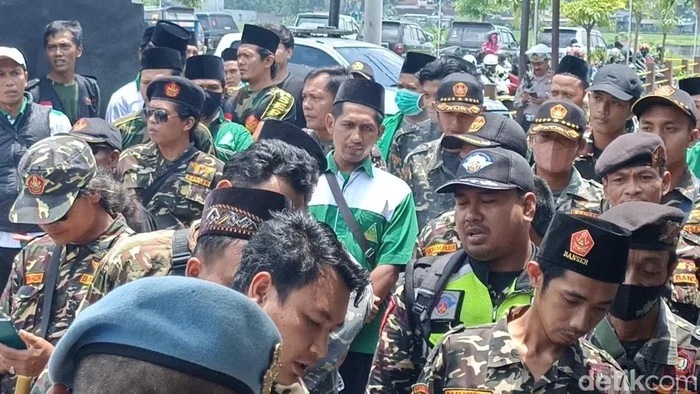Ratusan Warga Geruduk Polresta Banyuwangi, Protes Penanganan Kasus Penganiayaan WN Rusia