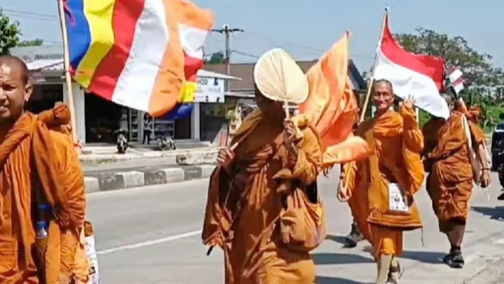 Rombongan Biksu 3 Negara Tiba di Jogja Setelah Jalan Kaki Lintas Pulau