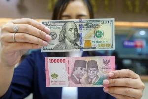 Rupiah Terpuruk ke Rp17.393 per Dolar AS, Tekanan Dolar Memicu Penurunan Nilai Tukar