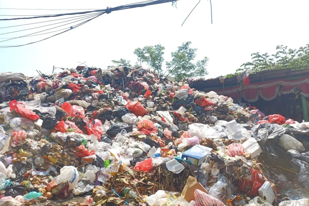Sampah Menumpuk di TPS Sunter Jaya Jakut, Tingginya Capai 3 Meter
