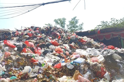 Sampah Menumpuk di TPS Sunter Jaya Jakut, Tingginya Capai 3 Meter