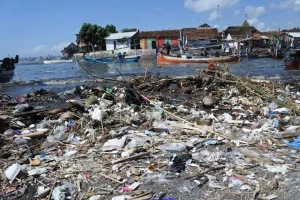 Sampah Plastik Sekali Pakai Mengancam Pesisir Jakarta dan Tangerang