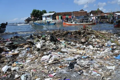 Sampah Plastik Sekali Pakai Mengancam Pesisir Jakarta dan Tangerang