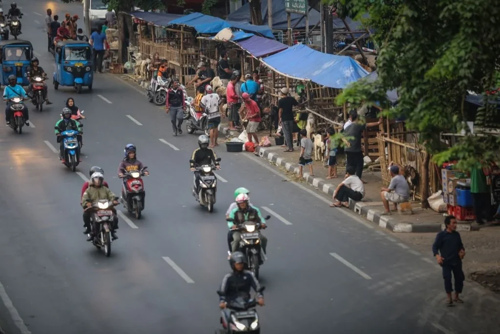 Satpol PP DKI Jakarta Tertibkan Pedagang Hewan Kurban yang Berjualan di Trotoar
