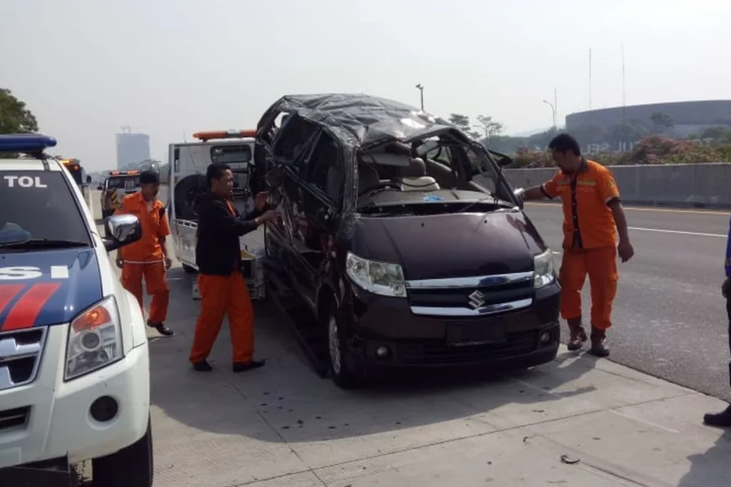 Sebelas Mobil Pecah Ban Massal di Tol Jagorawi, Pengemudi Kaget Saat Ban Sudah Sobek