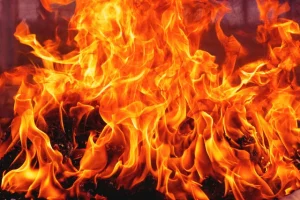 Seseorang Tiba-Tiba Bakar Barang Sekitar Warteg di Jaktim, Polisi Selidiki