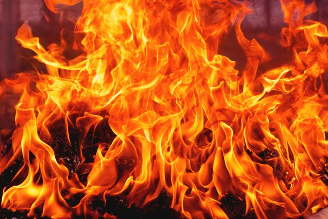 Seseorang Tiba-Tiba Bakar Barang Sekitar Warteg di Jaktim, Polisi Selidiki