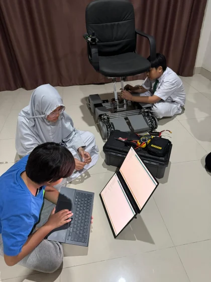 Siswa SMPI Al-Azhar Surabaya Ciptakan Inovasi Penjernih Air dan Powerbank Tenaga Surya