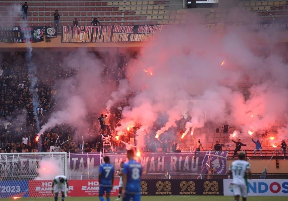 Suporter Rusuh di Stadion Persipura, Mobil Dibakar dalam Aksi Keras