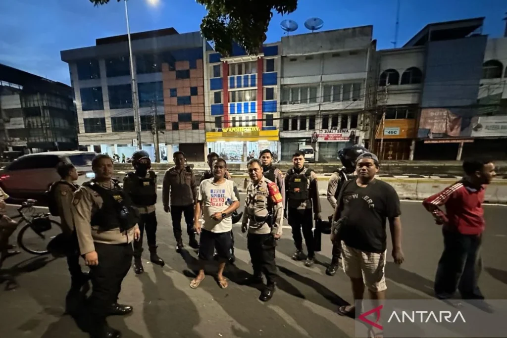 Tawuran di Jakbar: 3 Pria Dibacok hingga Motor Dirampas