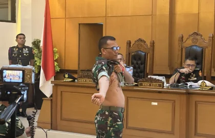 Terdakwa Penyiram Andrie Yunus Tunjukkan Bekas Cairan Pembersih Karat