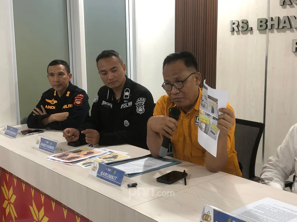 Tim DVI Polda Sumsel Identifikasi Korban Kecelakaan Bus ALS dan Truk Tangki
