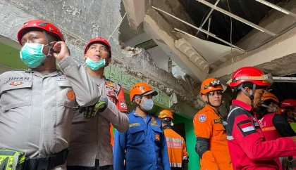 Tim Penyelamat Merangkak di Gua Sempit, Evakuasi 7 Korban