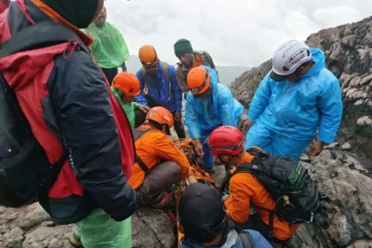 Tim SAR Evakuasi Jenazah Pendaki Korban Erupsi Gunung Dukono