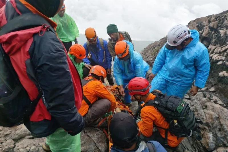 Tim SAR Evakuasi Jenazah Pendaki Korban Erupsi Gunung Dukono