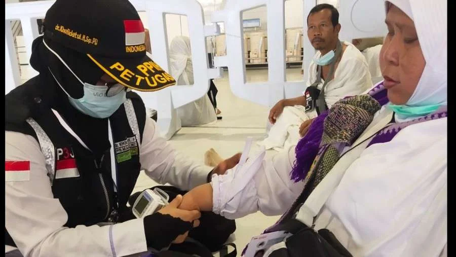 Tim Seksus Haram PPIH Arab Saudi Sigap Bantu Jemaah Terpisah Karena Kelelahan