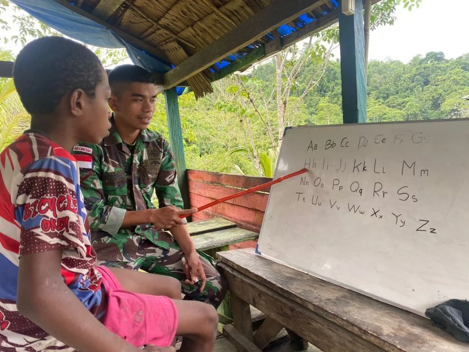 TNI Berbagi Ilmu di Pedalaman Papua, Ajarkan Baca-Tulis dan Berhitung