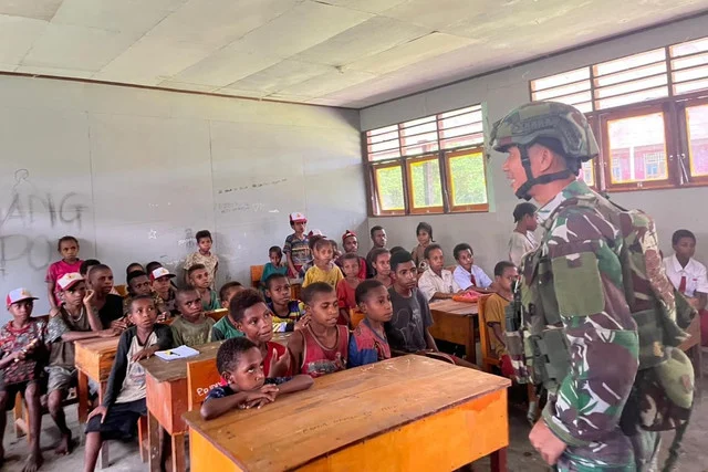 TNI Hadir Sebagai Tenaga Pendidik di Pedalaman Papua