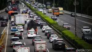 Tol Dalam Kota Jakarta Pagi Ini Lancar, Namun Pengendara Diminta Waspada pada Titik Gangguan dan Contraflow