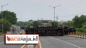 Truck Overturn Tutup Jalur Masuk I-40 dari I-540, Lalu Lintas Terganggu
