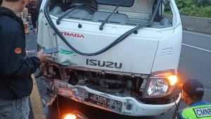 Truk Box Terguling di Tol Wiyoto Wiyono Akibat Pecah Ban Belakang Kiri