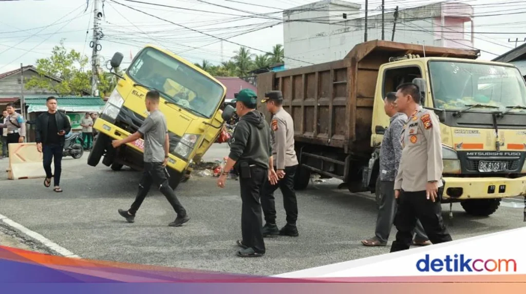 Truk Sudin SDA Jaksel Terperosok di Kawasan Jalan Amblas Lenteng Agung, Evakuasi Dilakukan